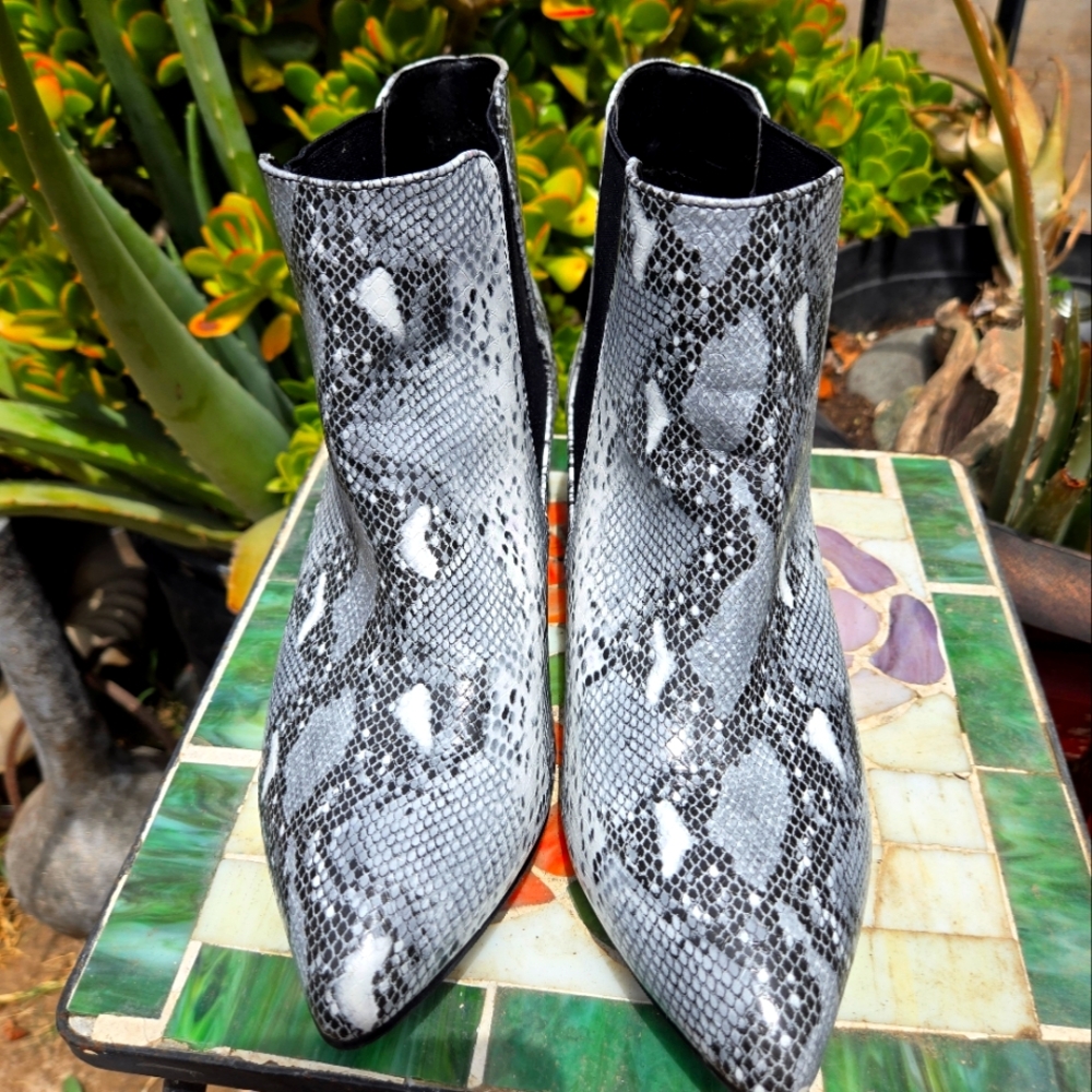 Metaphor animal print ankle booties womens size 9